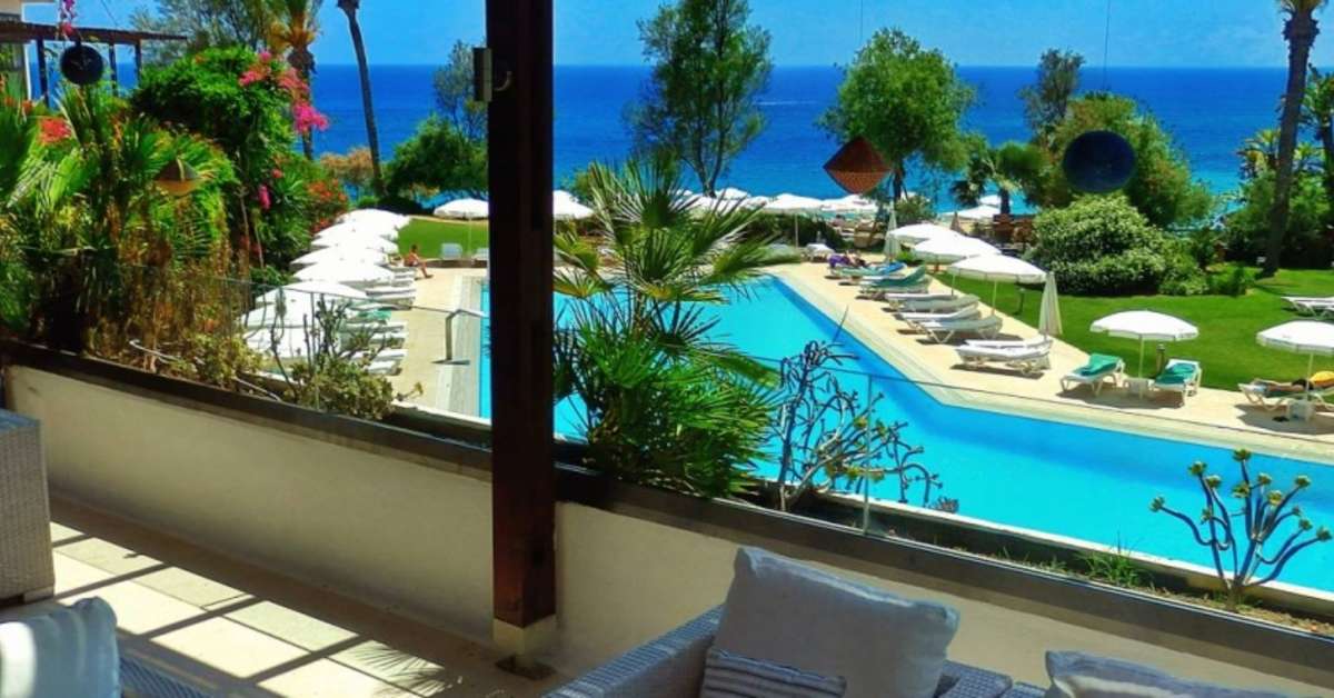 Een foto van het zwembad bij Grecian Sands Hotel