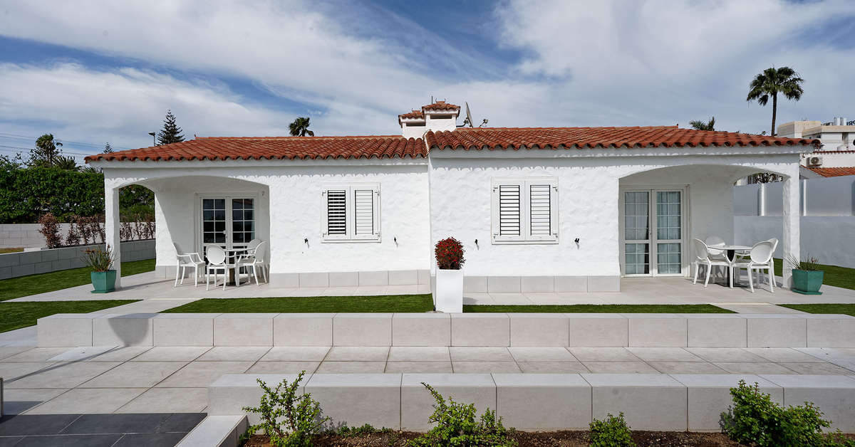 Een foto van de buitenkant van Adonis Bungalows