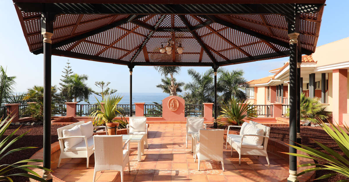 Een foto van het terras bij Iberostar Selection Anthelia