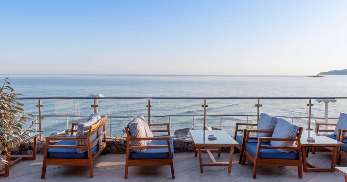 Een foto van het terras bij Ikaros Beach Luxury Resort & Spa