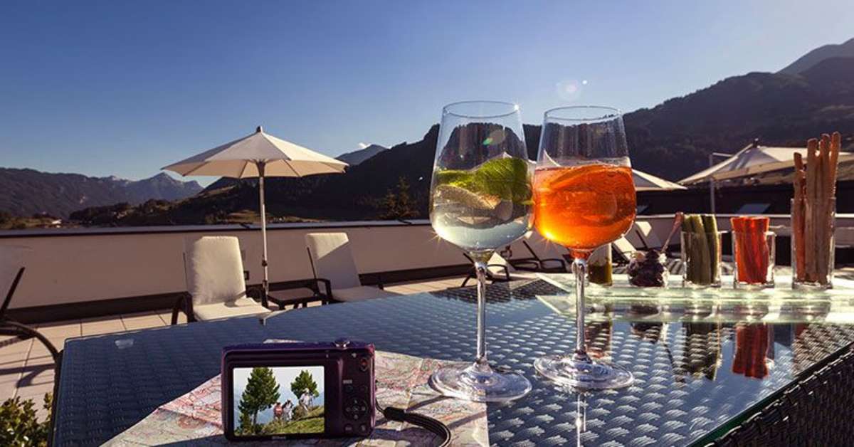 Een foto van het terras bij Hotel Chesa Monte