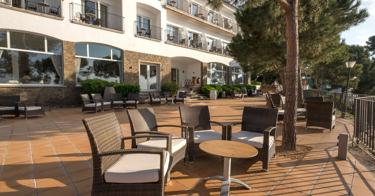 Een foto van het terras bij Silken Park Hotel San Jorge