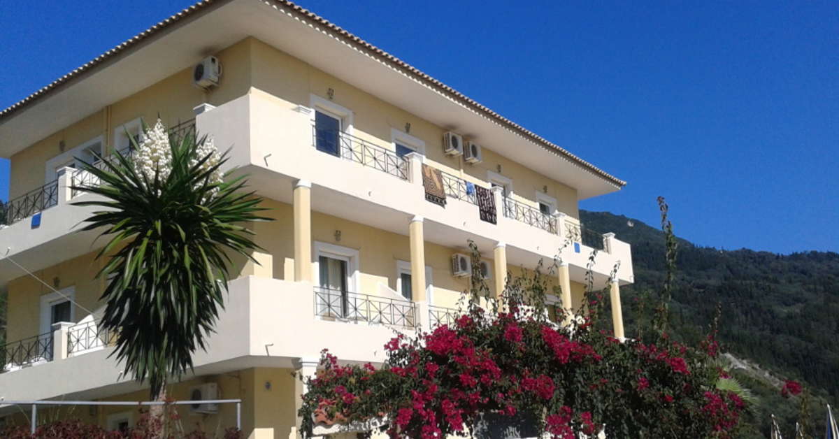 Een foto van de buitenkant van Alonakia Hotel
