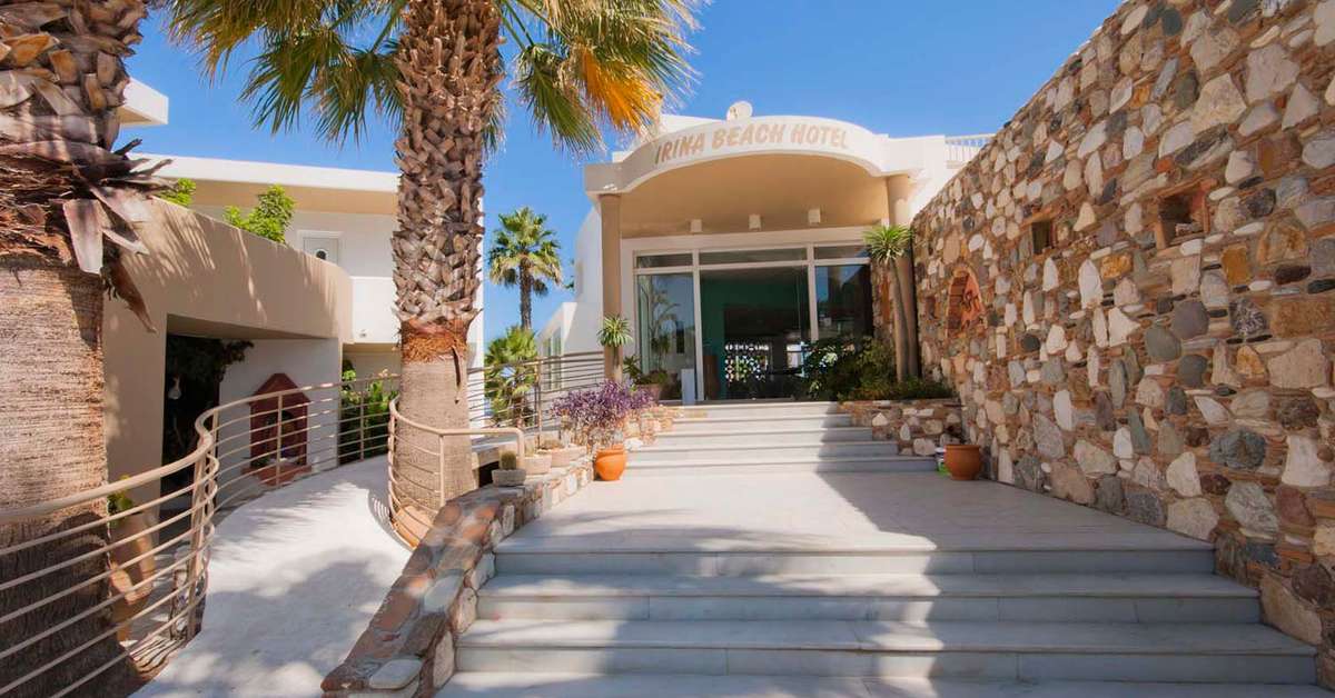 Een foto van de buitenkant van Irina Beach Aparthotel