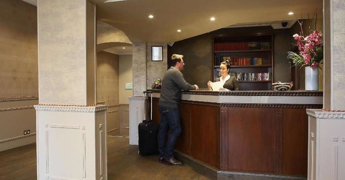 Een foto van het interieur van The Phoenix Hotel