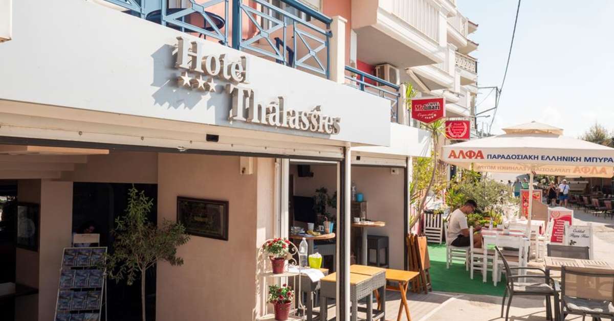 Een foto van de buitenkant van Hotel Thalassies