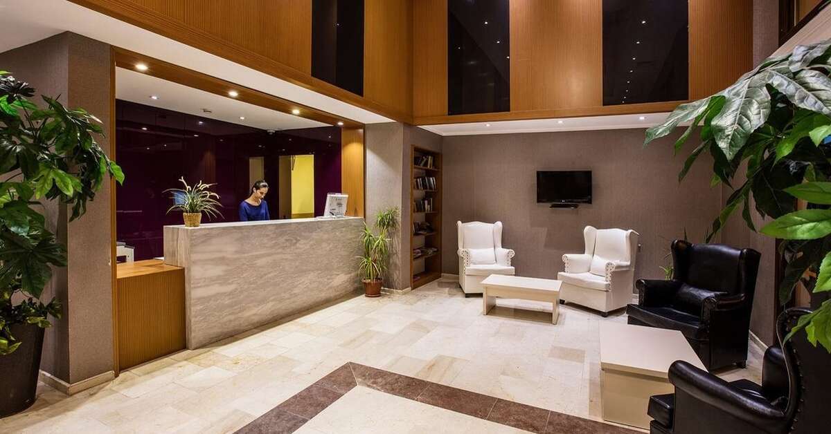Een foto van het interieur van City's Hill Hotel