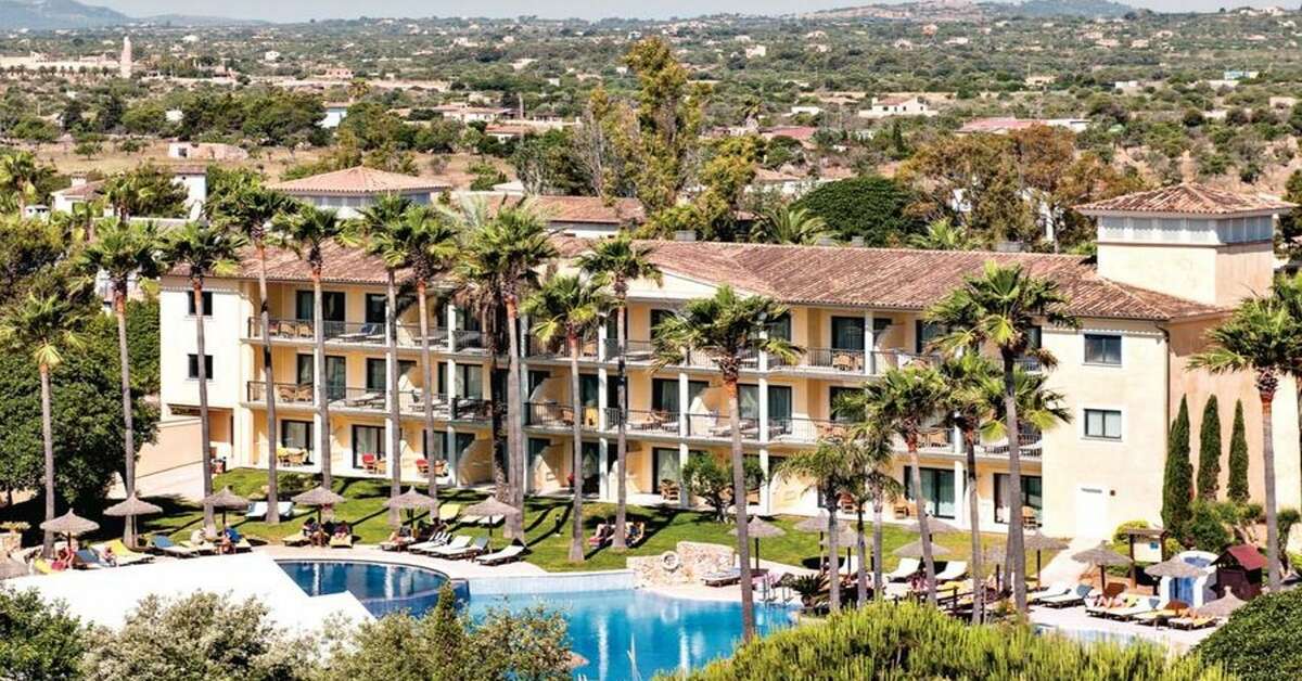 Een foto van het zwembad bij CM Mallorca Palace