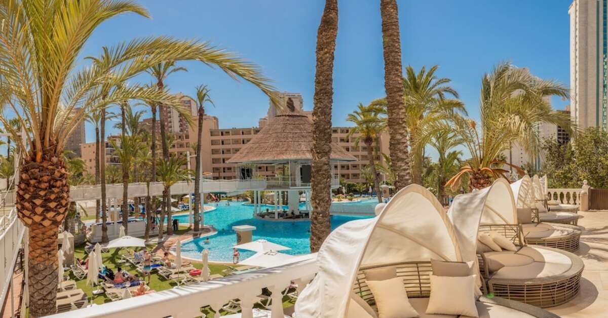 Een foto van het terras bij Magic Tropical Splash Aparthotel