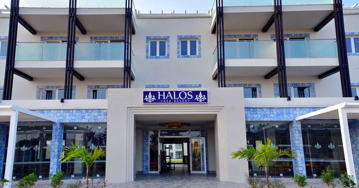 Een foto van de buitenkant van Halos Casa Resort