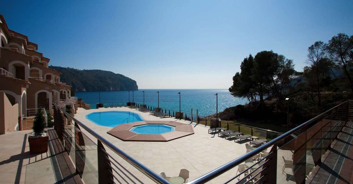 Ein Foto vom Pool im Bahia Camp De Mar Suites
