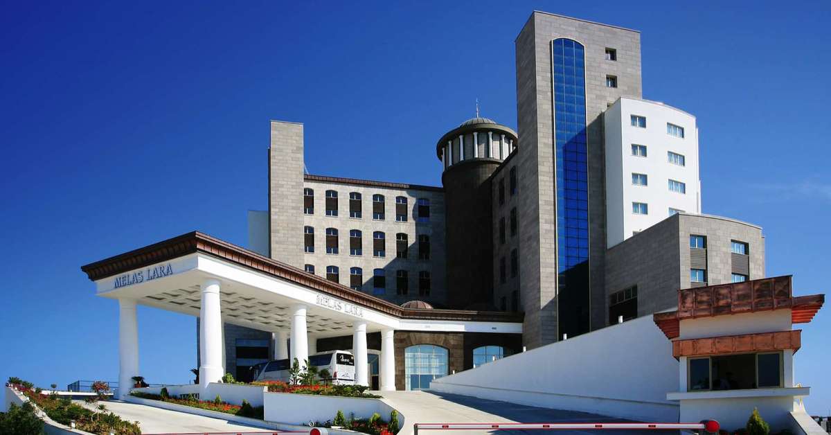 Een foto van de buitenkant van Hotel Melas Lara