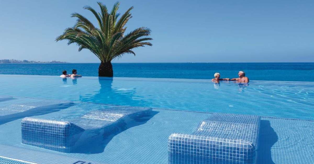 Een foto van het zwembad bij Riu Palace Tenerife