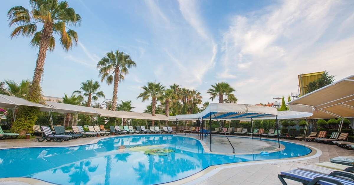 Een foto van het zwembad bij Mukarnas Spa Resort