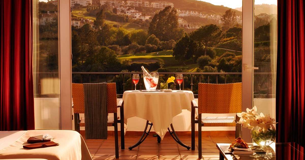 Een foto van het terras bij La Cala Resort Golf