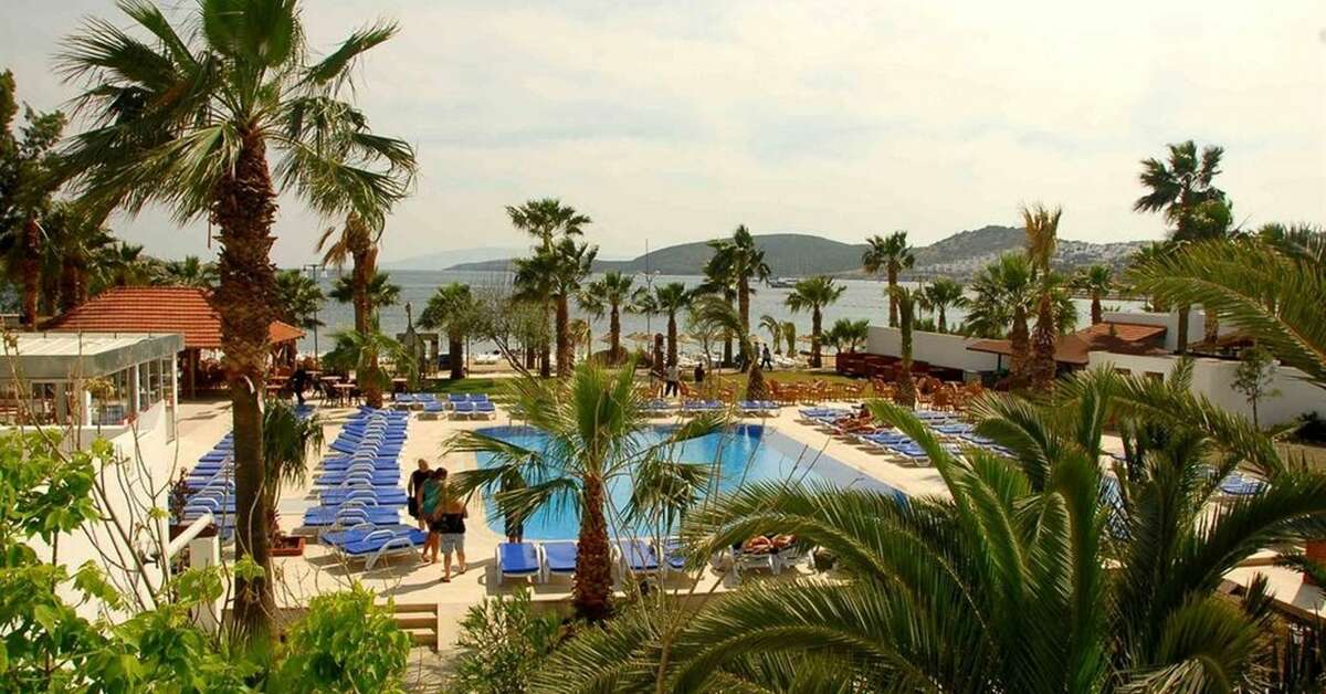 Een foto van het zwembad bij Nagi Beach Hotel