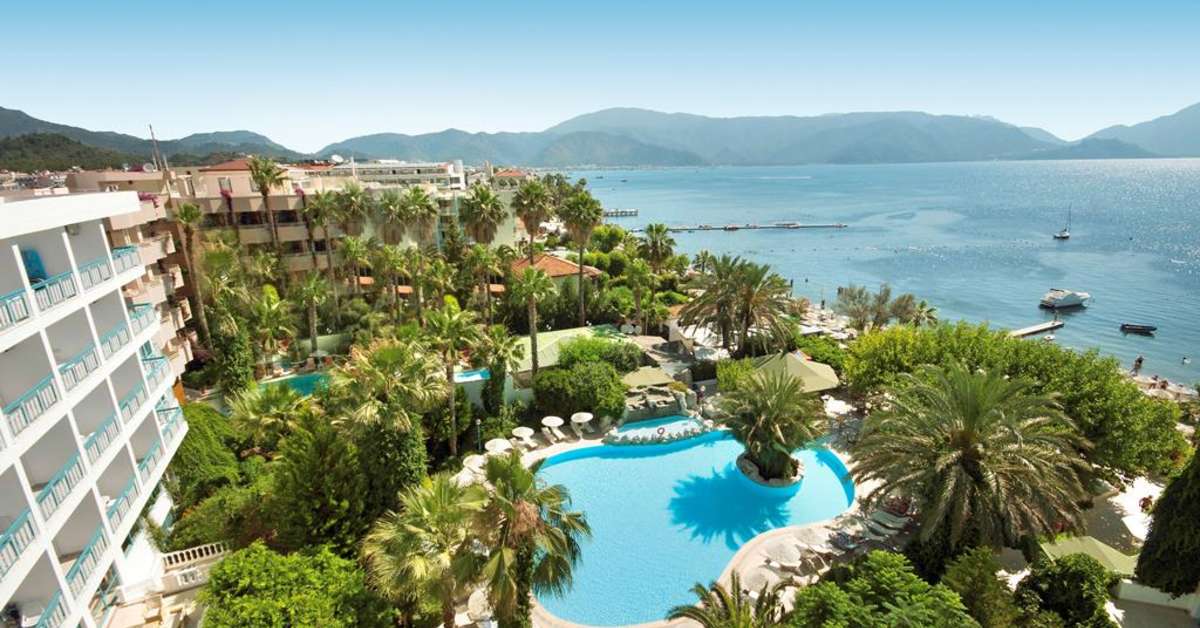 Een foto van het zwembad bij Tropical Beach Hotel
