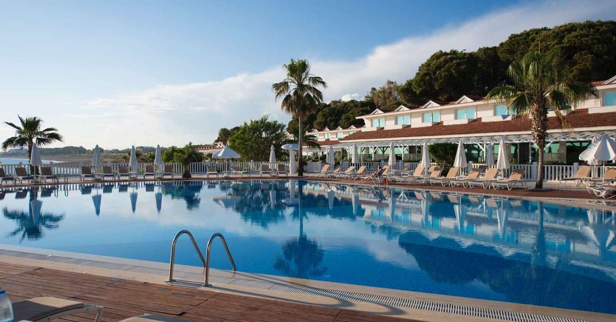 Een foto van het zwembad bij Flora Garden Beach Hotel