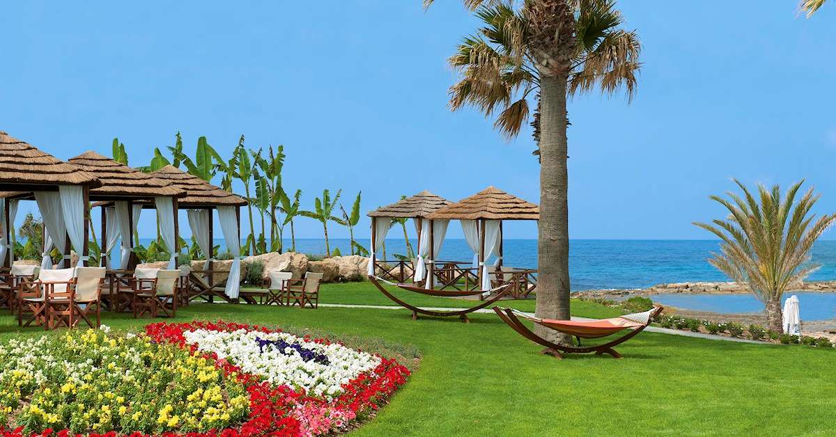 Een foto van het terras bij TUI Blue Pioneer Beach