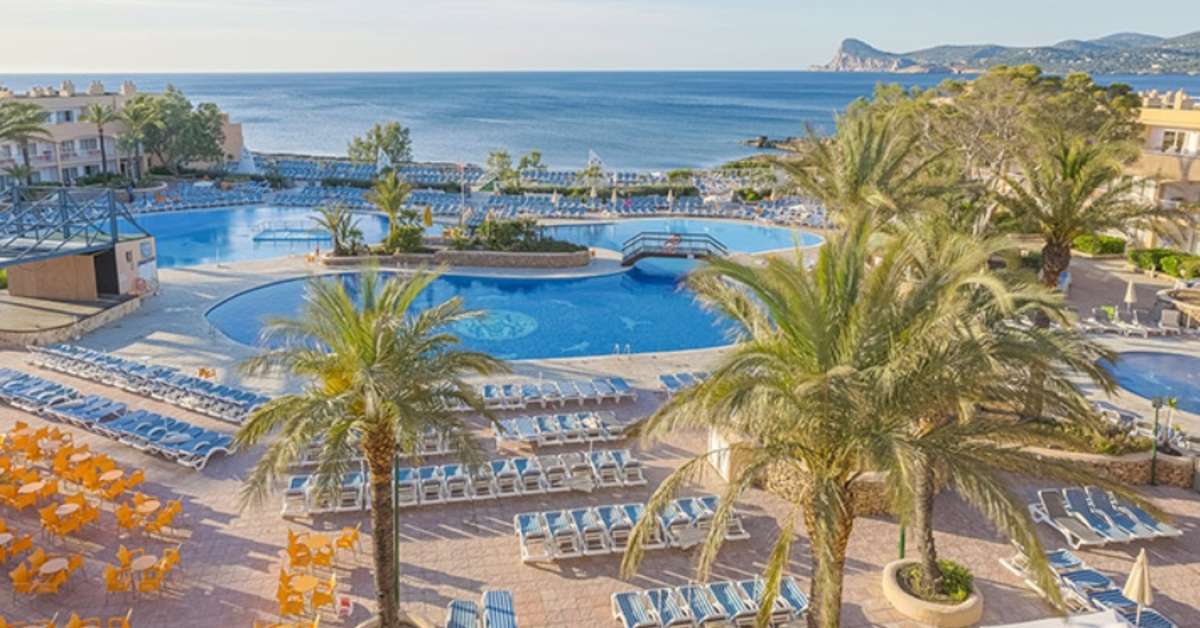 Een foto van het zwembad bij Sirenis Seaview Country Club