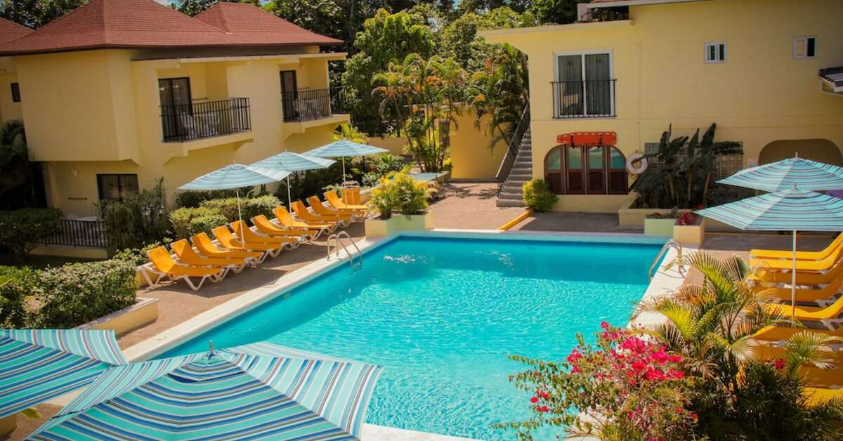 Een foto van het zwembad bij Rooms on the Beach Negril
