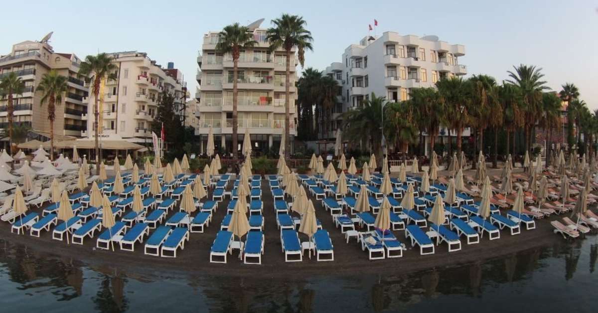 Een foto van de buitenkant van Begonville Beach Hotel