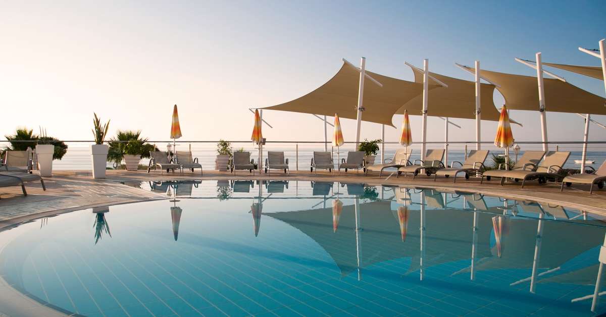 Een foto van het zwembad bij Asterias Beach Hotel