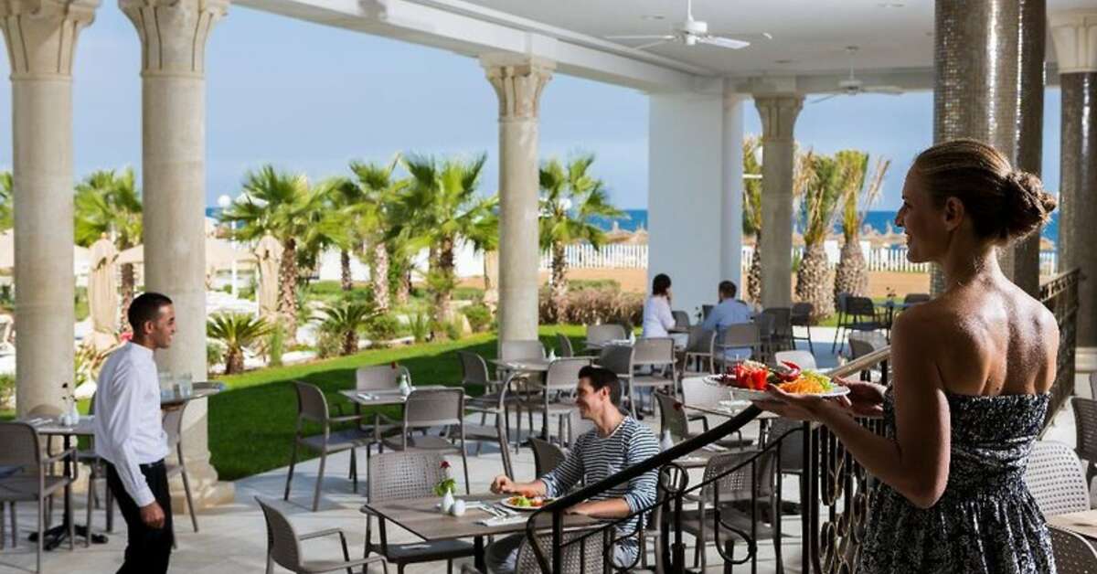 Een foto van het terras bij Barcelo Concorde Green Park Palace
