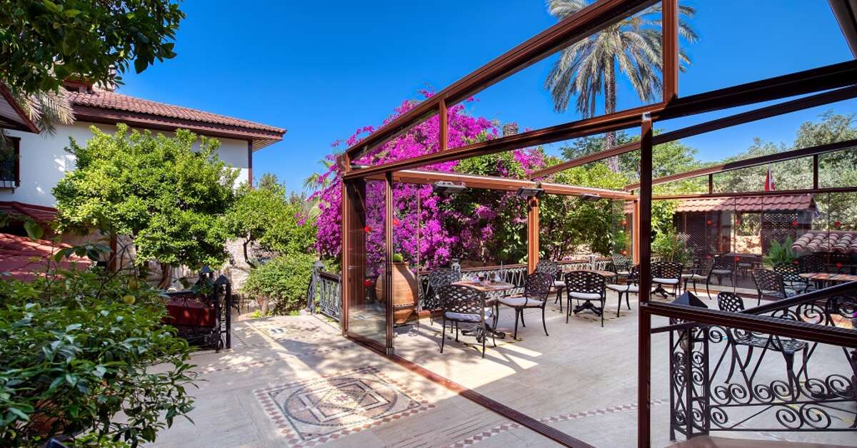 Ein Foto von der Terrasse im Dogan Hotel by Prana Hotels & Resorts