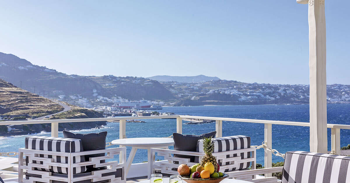 Een foto van het terras bij Mykonos Princess Hotel