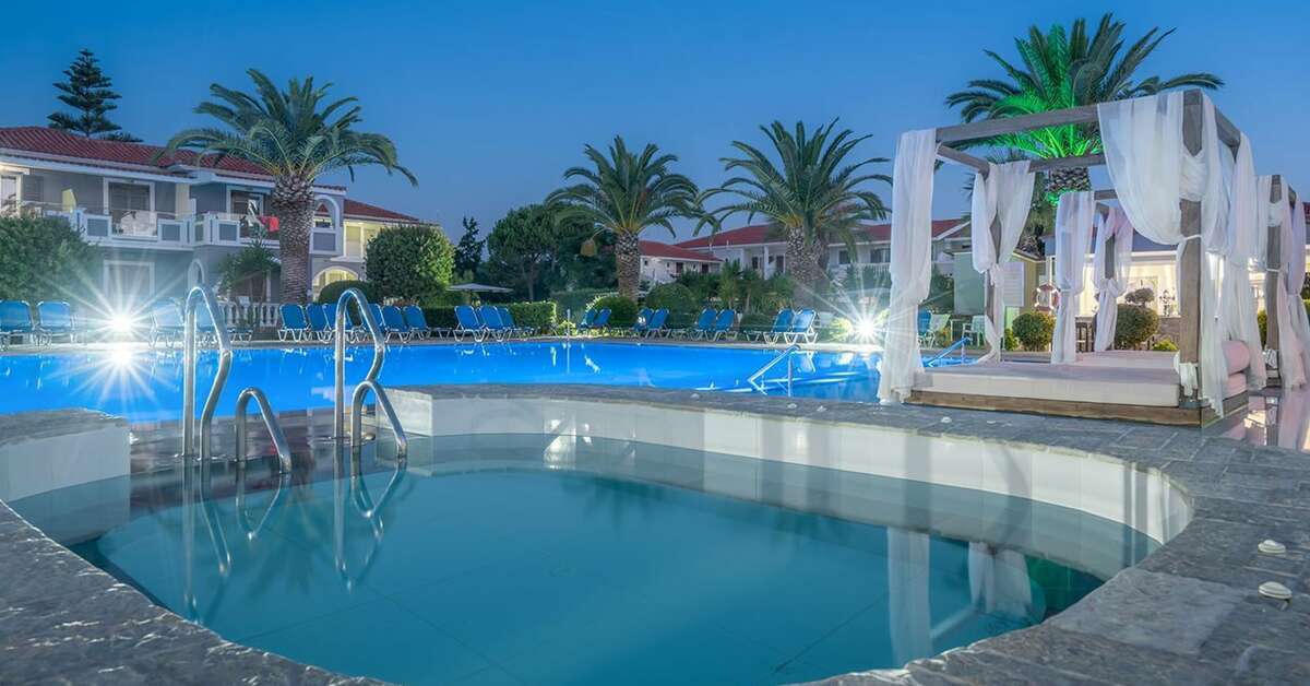 Ein Foto vom Pool im Golden Sun Hotel