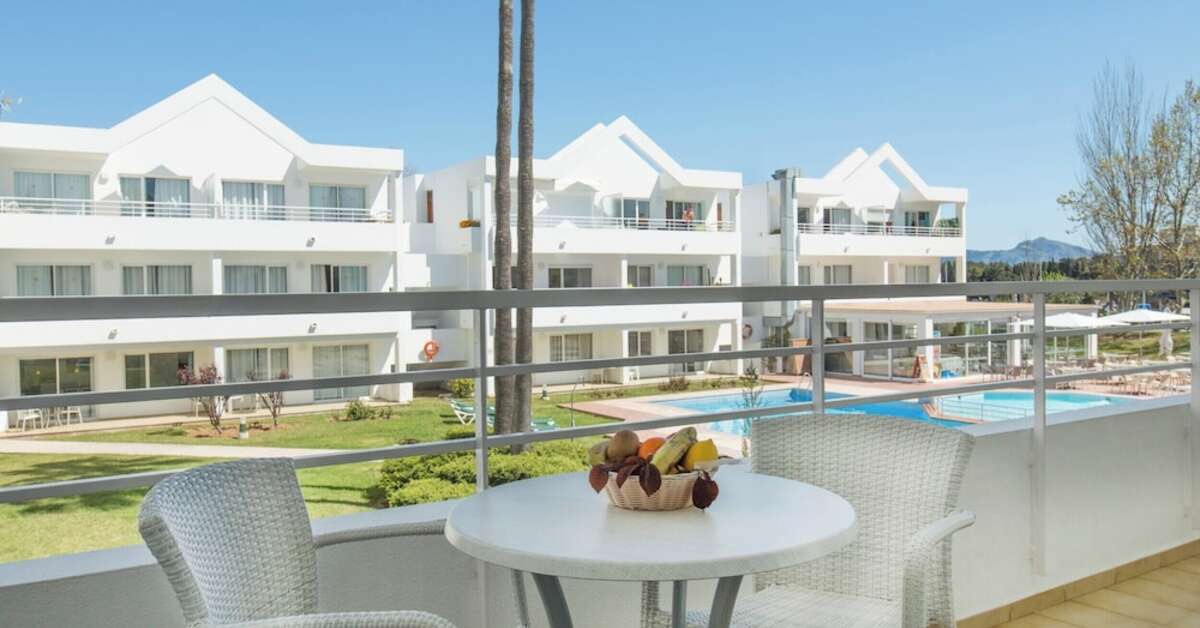 Een foto van het terras bij Aparthotel Habitat