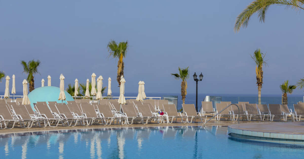Een foto van het zwembad bij Leonardo Laura Beach & Splash Resort
