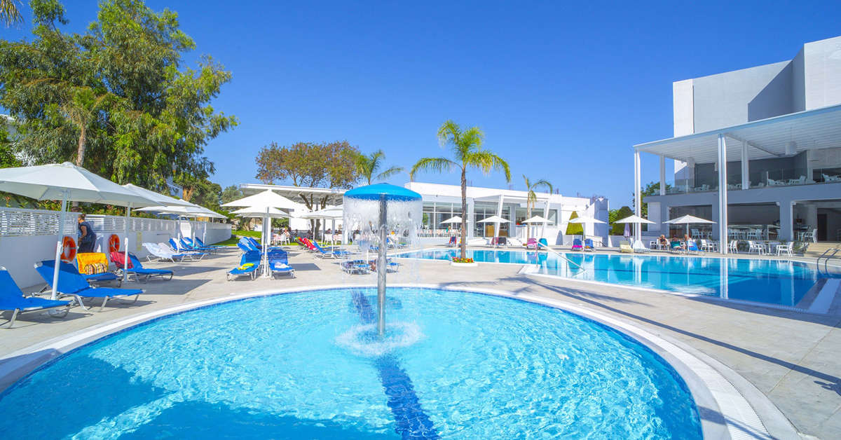 Een foto van het zwembad bij Oceanis Park Hotel