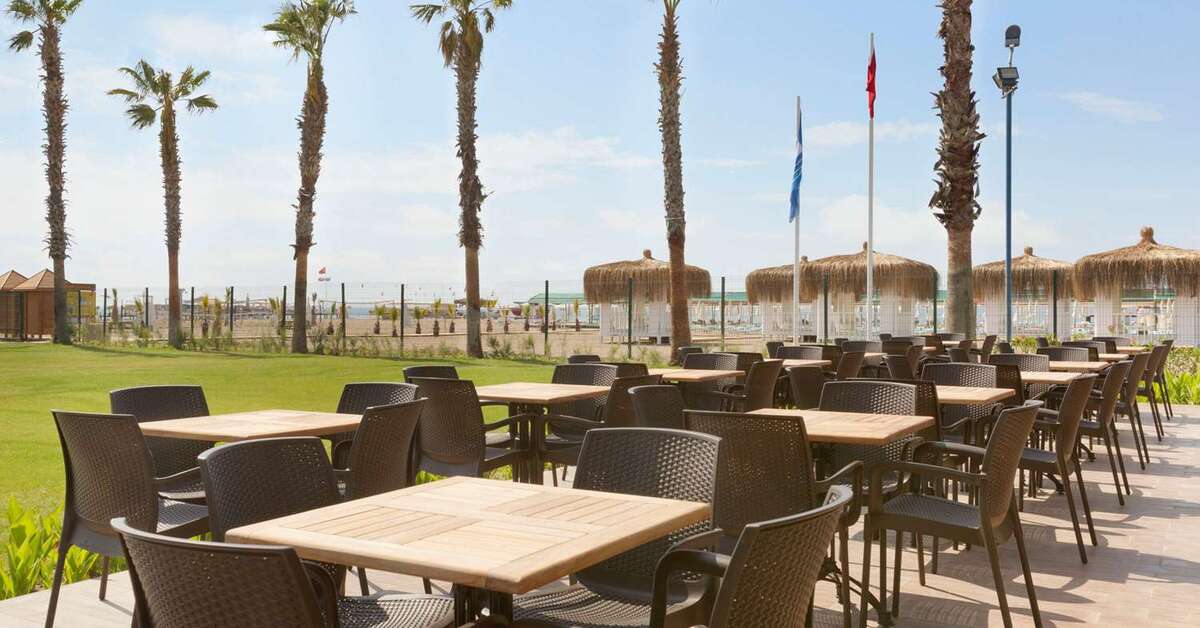 Een foto van het terras bij Ramada Resort by Wyndham Lara