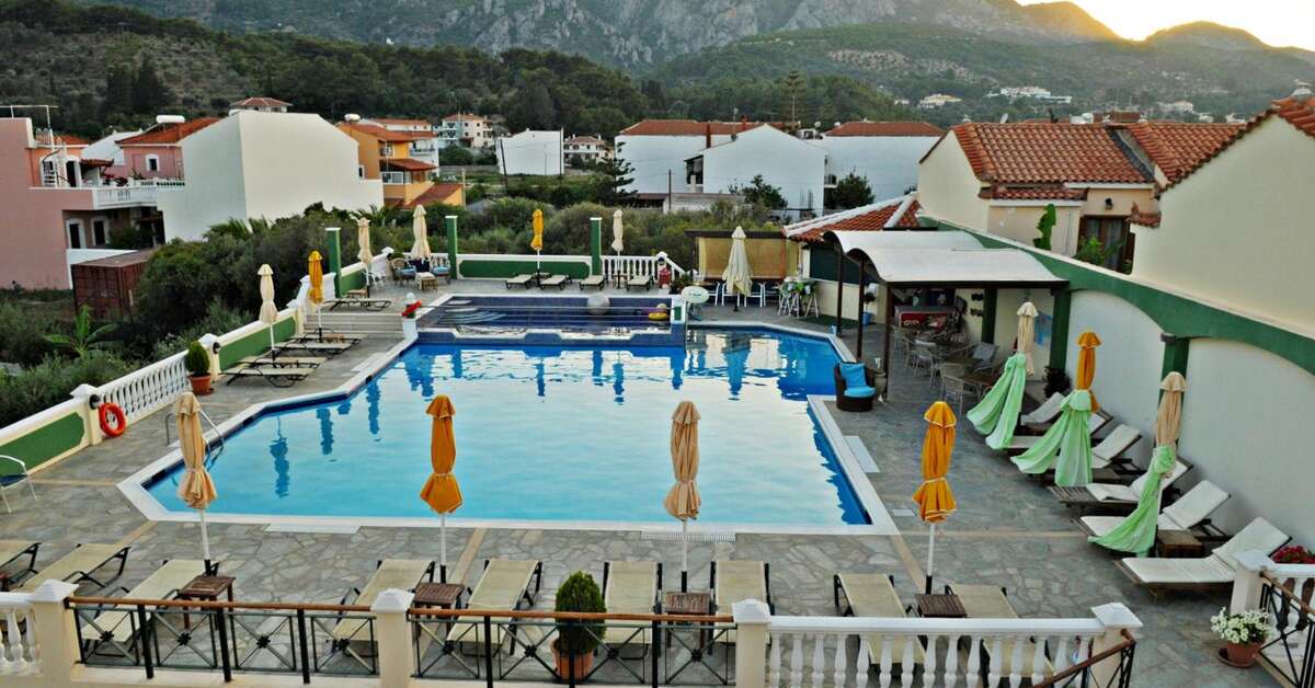 Ein Foto vom Pool im Athena Hotel