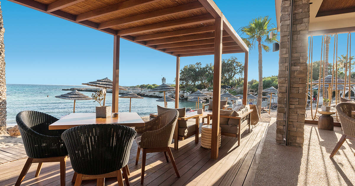Een foto van het terras bij Adams Beach Hotel