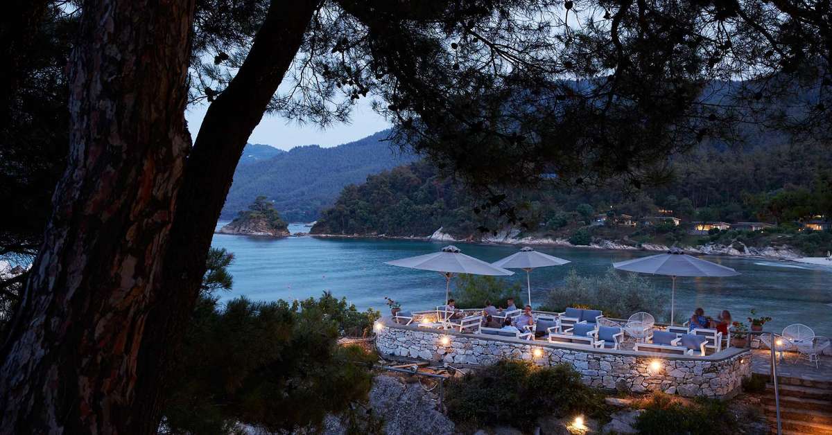 Een foto van het terras bij Makryammos Bungalows