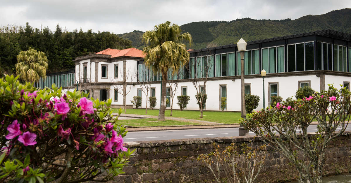 Een foto van de buitenkant van Furnas Boutique Hotel