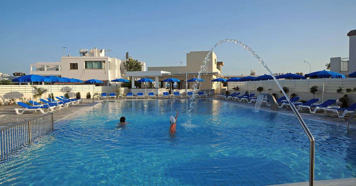 Een foto van het zwembad bij Euronapa Hotel Appartementen