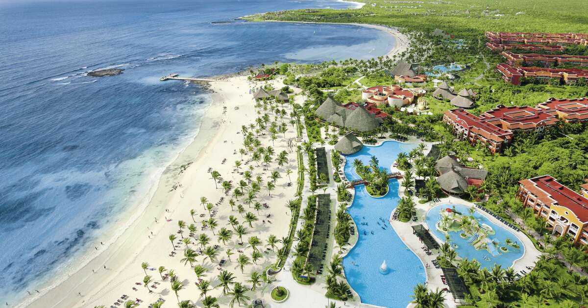 Een foto van het zwembad bij Barcelo Maya Grand Resort