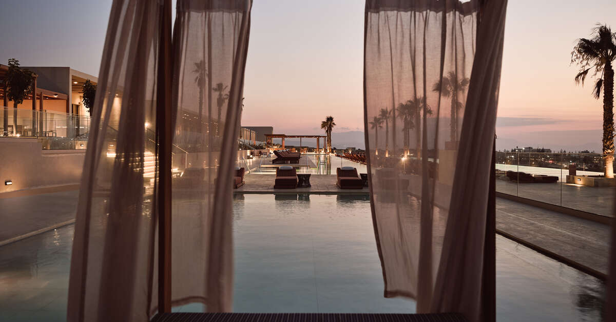 Een foto van het zwembad bij The Royal Senses Resort & Spa Crete