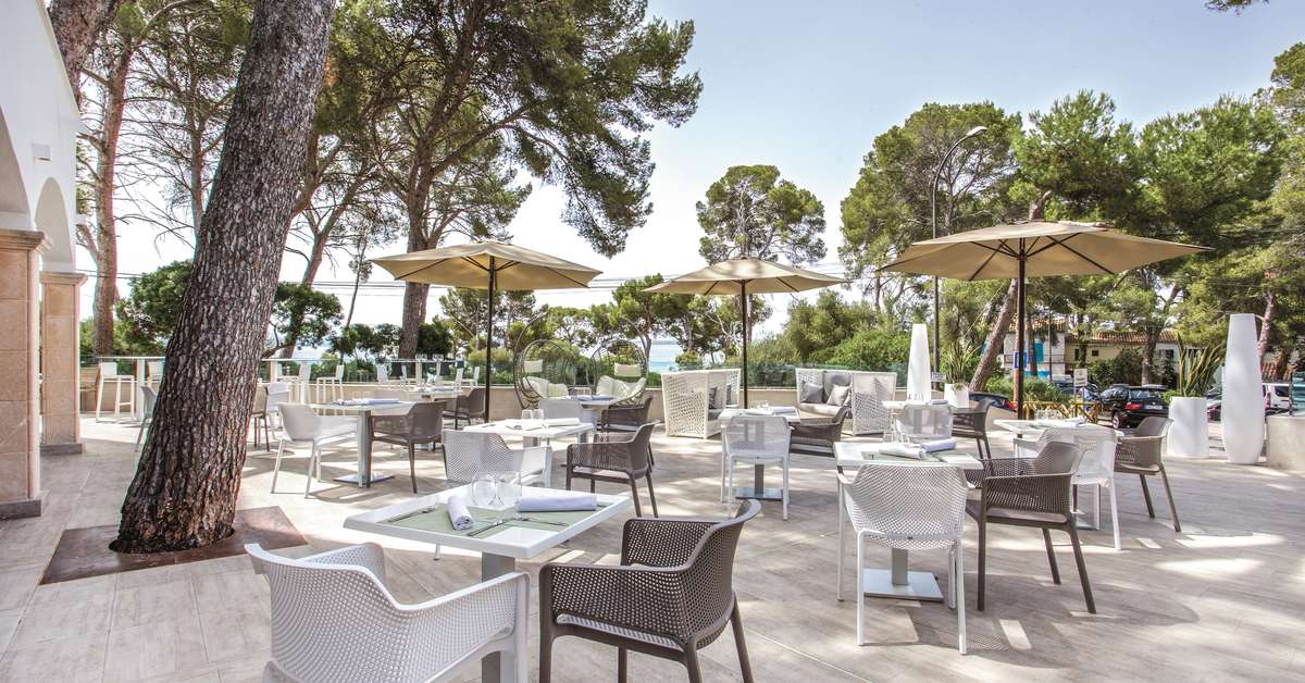 Ein Foto von der Terrasse im Alcanada Golf Hotel