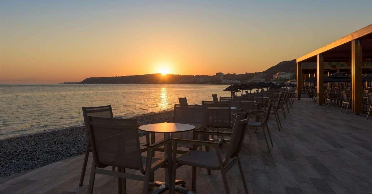 Een foto van het terras bij Avra Beach Resort Hotel & Bungalows