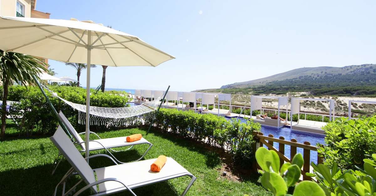Een foto van het terras bij Hotel Zafiro Cala Mesquida