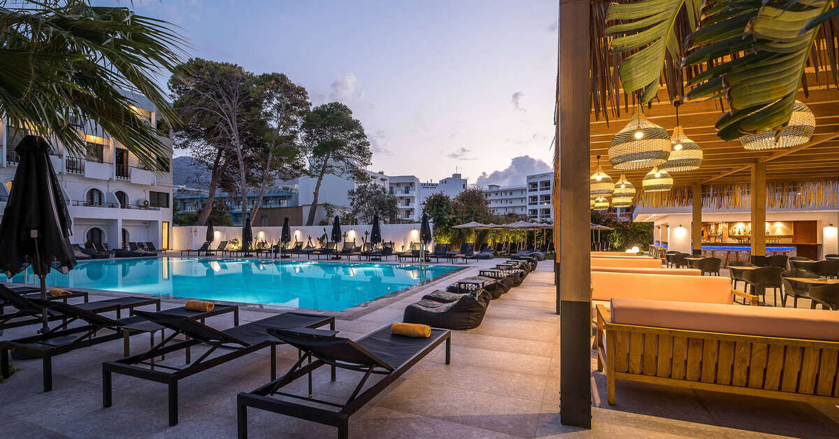 Een foto van het zwembad bij Heronissos Hotel