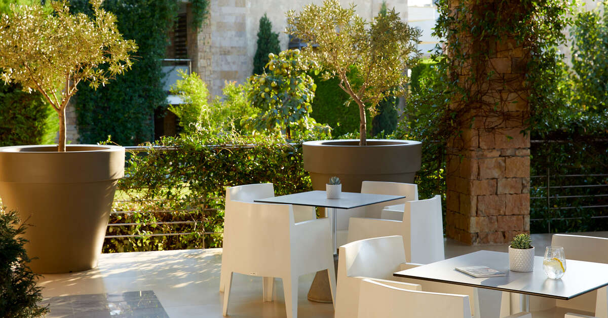 Een foto van het terras bij Istion Club & Spa