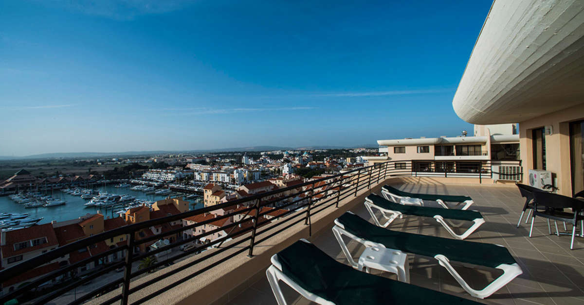 Ein Foto von der Terrasse im Vila Gale Marina