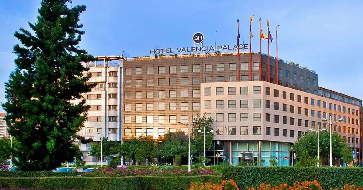 Een foto van de buitenkant van Hotel SH Valencia Palace