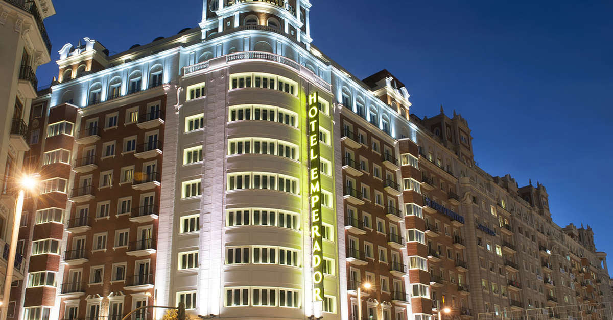 Een foto van de buitenkant van Hotel Emperador